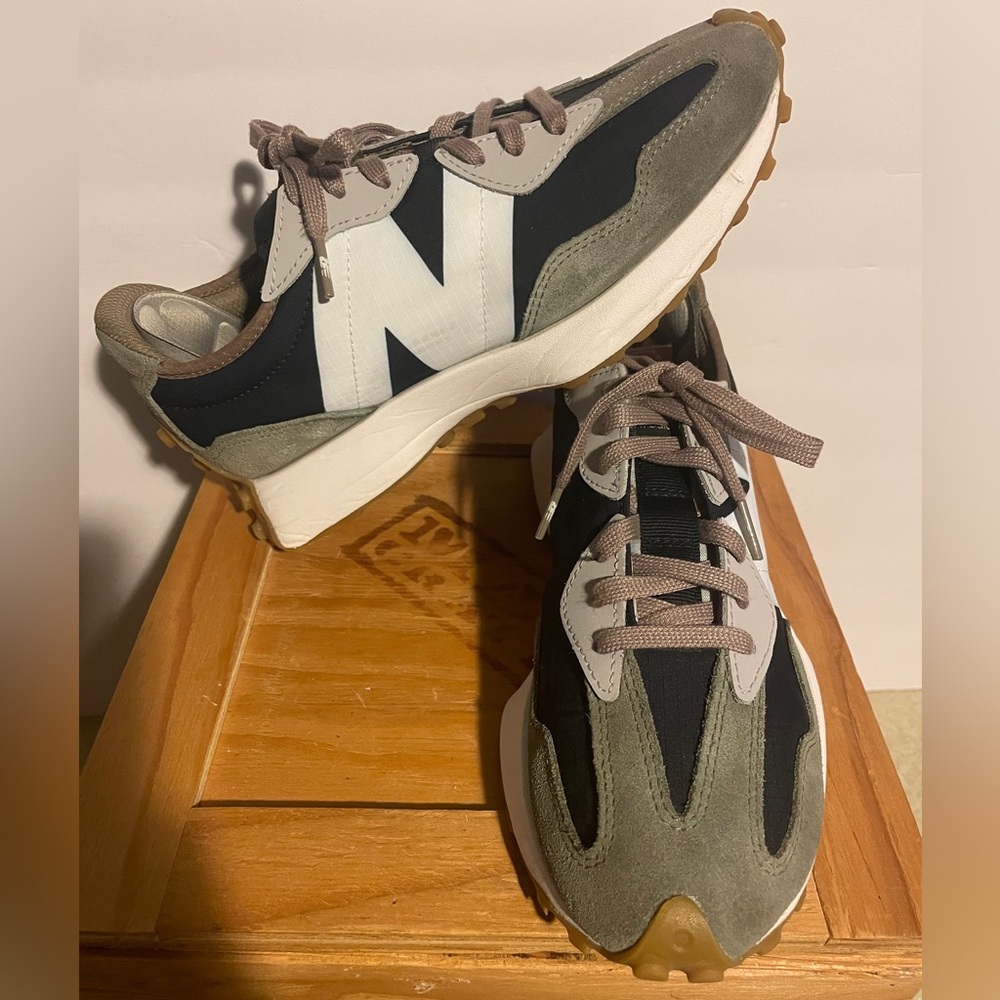 Rare gem 💎 Figs x New Balance 327 Women’s 8.5 Men’s 7